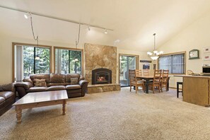 Interior - Blue Goose With Hot Tub & Sharc Access (Bend)