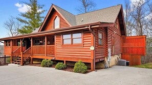 Interior - Hot Tub, Game Room & Prime Pigeon Forge Location Big Bear Ridge by Avantstay (Pigeon Forge)