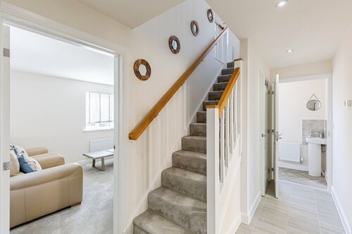 4BR Home - 2 Parkings • Fibre Wi-Fi • Workstation