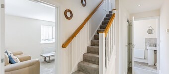 4BR Home - 2 Parkings • Fibre Wi-Fi • Workstation