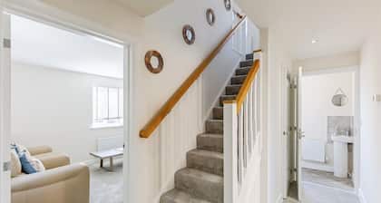 4BR Home - 2 Parkings • Fibre Wi-Fi • Workstation