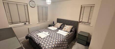 4 bedrooms, desk, iron/ironing board, free WiFi