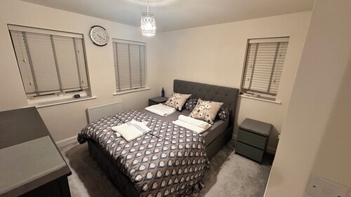 4BR Home - 2 Parkings • Fibre Wi-Fi • Workstation