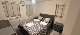 4BR Home - 2 Parkings • Fibre Wi-Fi • Workstation