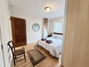 3 habitaciones, tabla de planchar con plancha, wifi y ropa de cama 