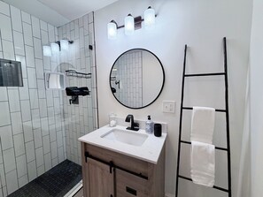 Shower, hair dryer, towels, soap - Authentic Brick Bungalow Walk to Midtown, Atlantic Station (Atlanta)