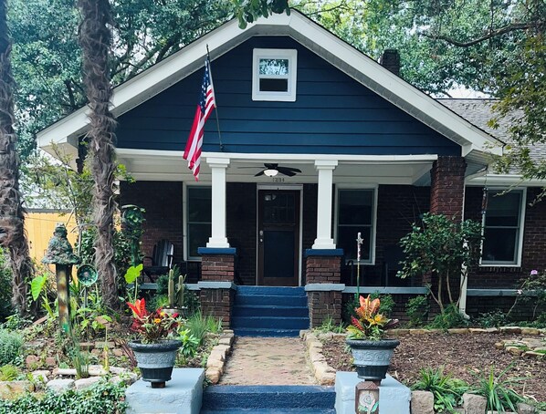 Exterior - Authentic Brick Bungalow Walk to Midtown, Atlantic Station (Atlanta)