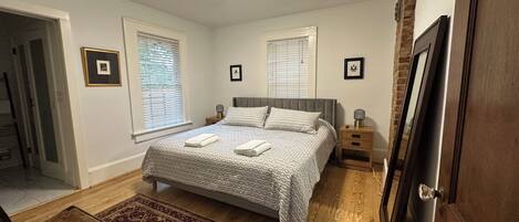 3 slaapkamers, een strijkplank/strijkijzer, wifi, beddengoed