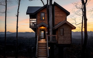 Exterior - Take in the rustic, fairy tale vibe of this custom-made treehouse in the midst of towering white oaks. Recline in a rocking chair and watch the sunset over the mountains, or try your hand at some stargazing from the comfort of the deluxe double bed.< (Asheville)