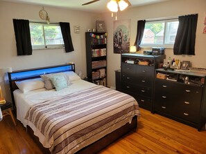 Iron/ironing board, Internet, bed sheets - 3-Bedroom Ranch with a finished basement in scenic Pittsburgh neighborhood! (Pittsburgh)