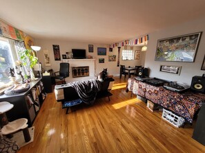 Interior - 3-Bedroom Ranch with a finished basement in scenic Pittsburgh neighborhood! (Pittsburgh)