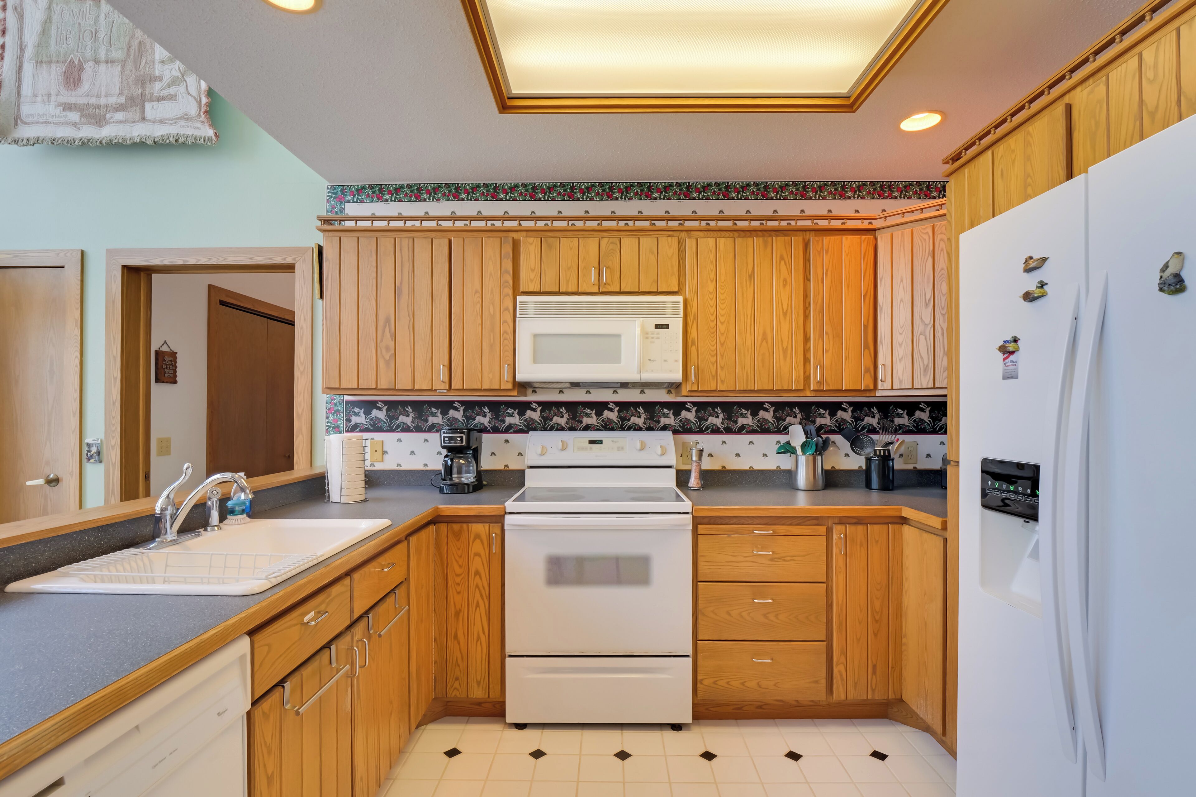 Réfrigérateur, micro-ondes, plaque de cuisson, lave-vaisselle