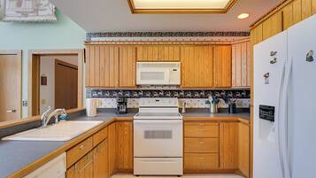 Réfrigérateur, micro-ondes, plaque de cuisson, lave-vaisselle