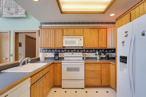 Réfrigérateur, micro-ondes, plaque de cuisson, lave-vaisselle