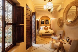 Safe på rommet, skrivebord, strykejern/-brett og wi-fi (inkludert)