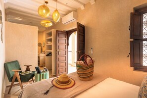 Coffres-forts dans les chambres, bureau, fer et planche à repasser