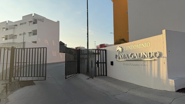 A gated entrance to a building with a sign reading "Condominio Playa Galindo Puerto Lara 4500". - DEPARTAMENTO RESIDENCIAL PRIVADO ALBERCA (Puerto Vallarta)