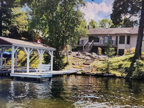 Lakeside Retreat on Eagle River Chain of Lakes. Walk to Downtown Sleeps 14–16