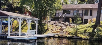 Lakeside Retreat on Eagle River Chain of Lakes. Walk to Downtown Sleeps 14–16