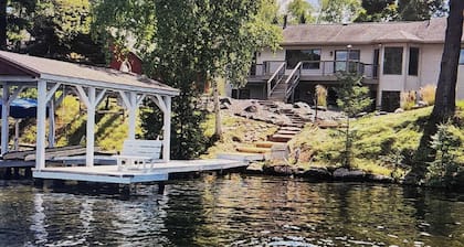 Lakeside Retreat on Eagle River Chain of Lakes. Walk to Downtown Sleeps 14–16
