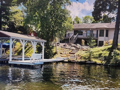 Lakeside Retreat on Eagle River Chain of Lakes. Walk to Downtown Sleeps 14–16