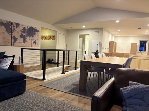 Lakeside Retreat on Eagle River Chain of Lakes. Walk to Downtown Sleeps 14–16