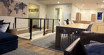 Lakeside Retreat on Eagle River Chain of Lakes. Walk to Downtown Sleeps 14–16