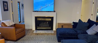 Lakeside Retreat on Eagle River Chain of Lakes. Walk to Downtown Sleeps 14–16