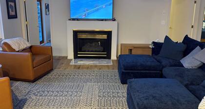 Lakeside Retreat on Eagle River Chain of Lakes. Walk to Downtown Sleeps 14–16