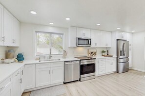 Réfrigérateur, micro-ondes, four, plaque de cuisson