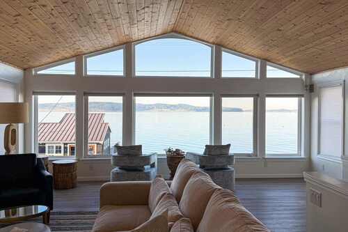 Conveniently located home w/ jacuzzi, fast wifi & waterfront views