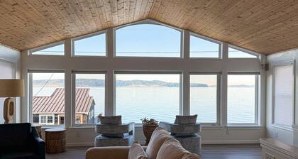 Conveniently located home w/ jacuzzi, fast wifi & waterfront views