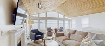 Conveniently located home w/ jacuzzi, fast wifi & waterfront views