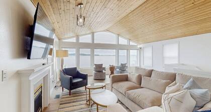 Conveniently located home w/ jacuzzi, fast wifi & waterfront views