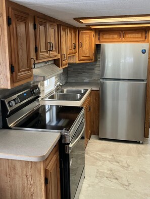Fridge, oven, stovetop, coffee/tea maker - Cozy 2-bedroom Tiny Home with sauna, A/C, boat ramp access to quiet lake (Casco)