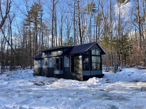 Cozy 2-bedroom Tiny Home with hot tub, A/C, boat ramp access to quiet lake
