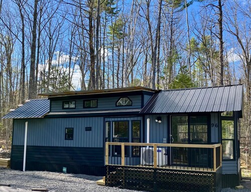 Cozy 2-bedroom Tiny Home with sauna, A/C, boat ramp access to quiet lake