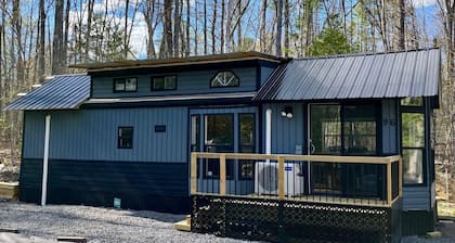 Cozy 2-bedroom Tiny Home with sauna, A/C, boat ramp access to quiet lake