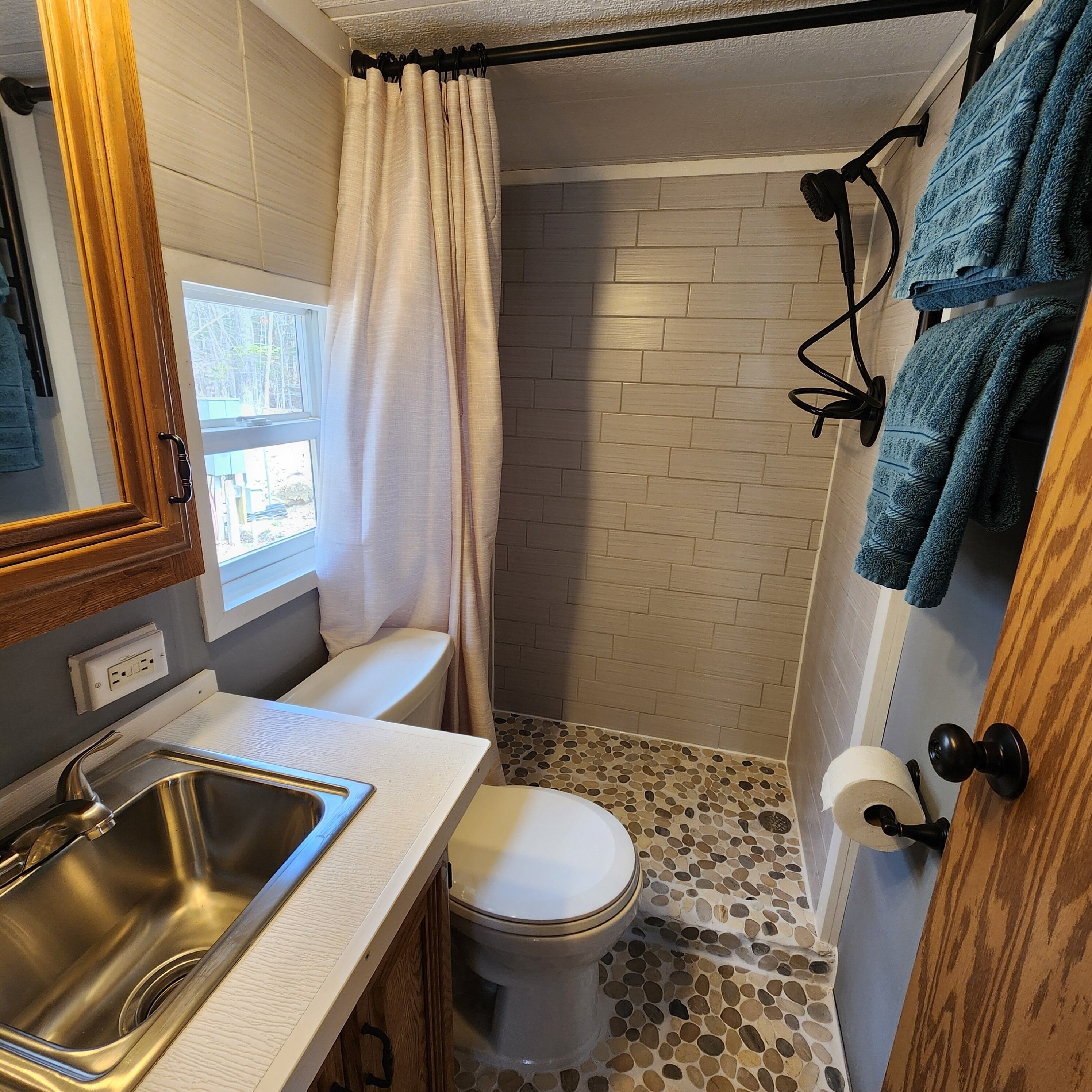 Shower, hair dryer, towels