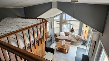 2 bedrooms, desk, WiFi (free), bed sheets