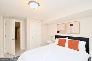 5 bedrooms, desk, iron/ironing board, free WiFi - Spacious 5BR Home Near Capitol Hill | Free Parking (Washington DC)