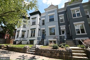 Exterior - Spacious 5BR Home Near Capitol Hill | Free Parking (Washington DC)