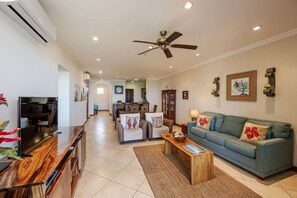 TV, DVD player, books, music library - Playa Flamingo Ocean View Retreat | Pool | Balcony (Flamingo)