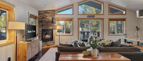 Televisión, chimenea y oficina