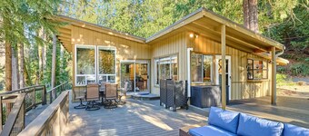 Tranquil Riverfront Cabin near Mount Hood, Private Hot Tub & Pet Friendly