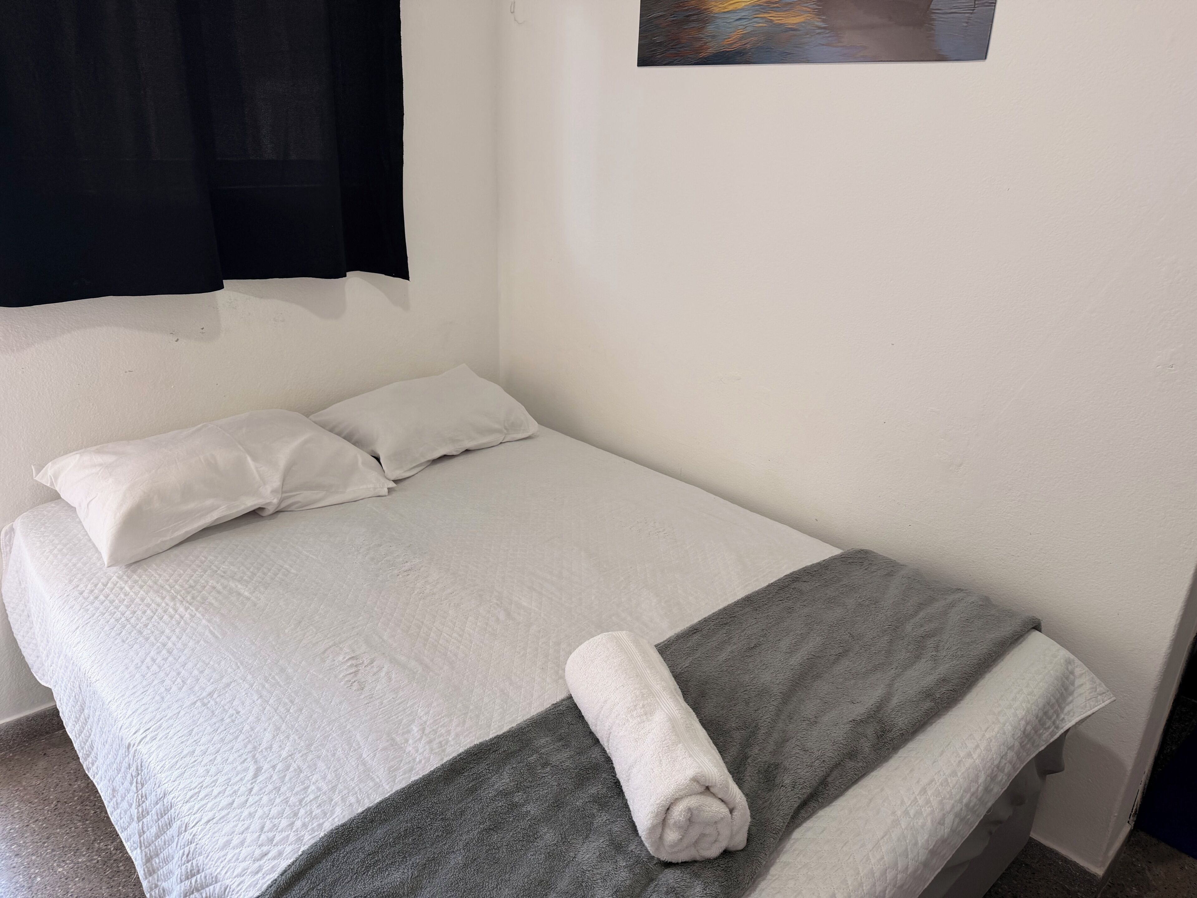 Tabla de planchar con plancha, wifi y ropa de cama 