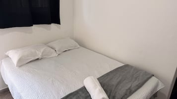 Tabla de planchar con plancha, wifi y ropa de cama