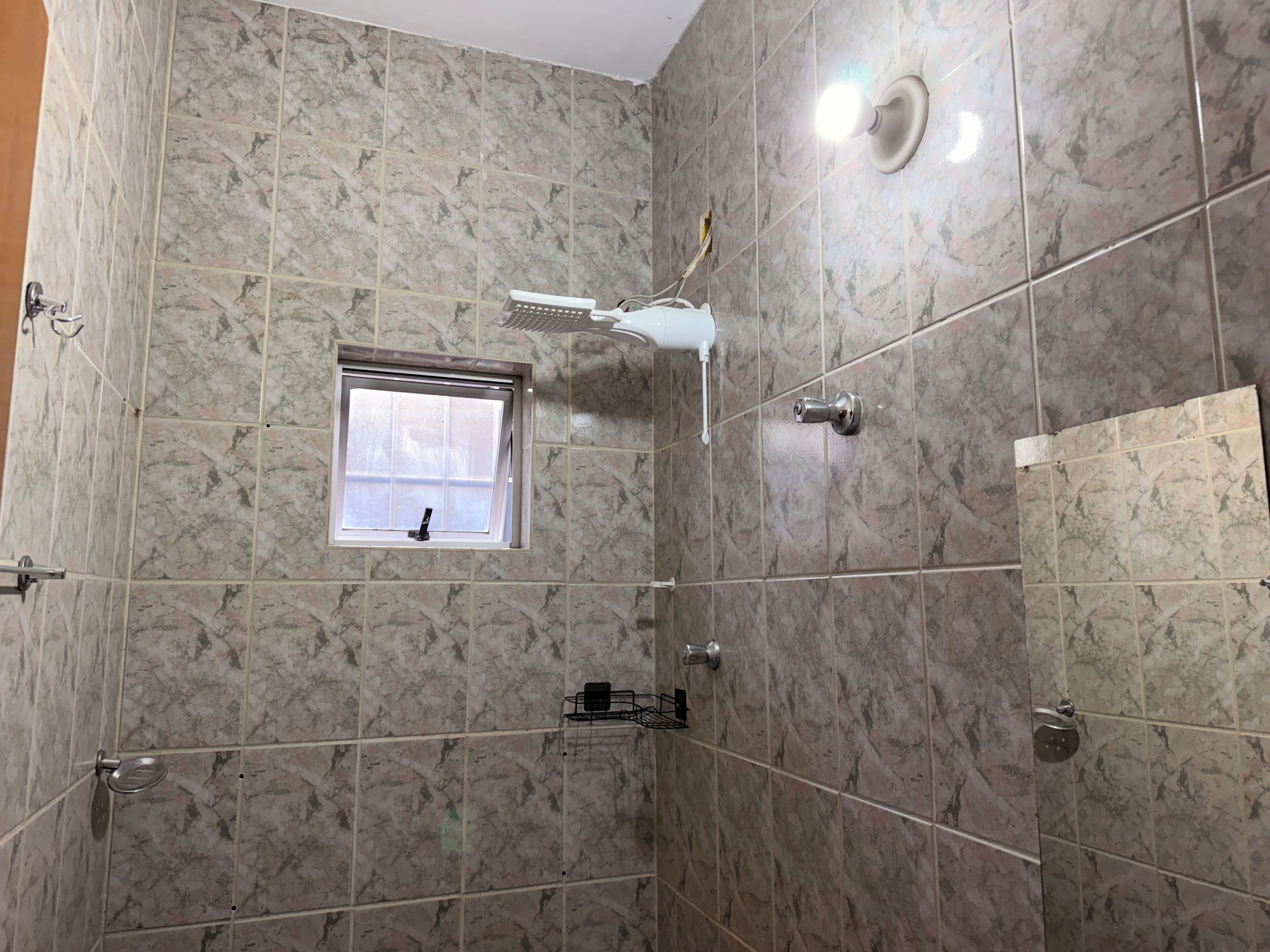 Secadora de cabello, toallas, papel de baño 