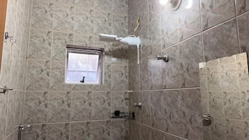 Secadora de cabello, toallas, papel de baño