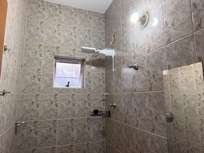 Haartrockner, Handtücher, Toilettenpapier